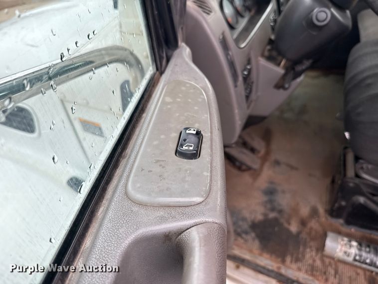 image for item ET6268 2012 Peterbilt 348 truck cab and chassis