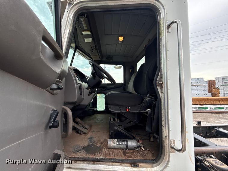 image for item ET6268 2012 Peterbilt 348 truck cab and chassis