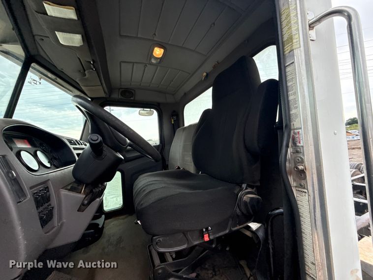 image for item ET6268 2012 Peterbilt 348 truck cab and chassis