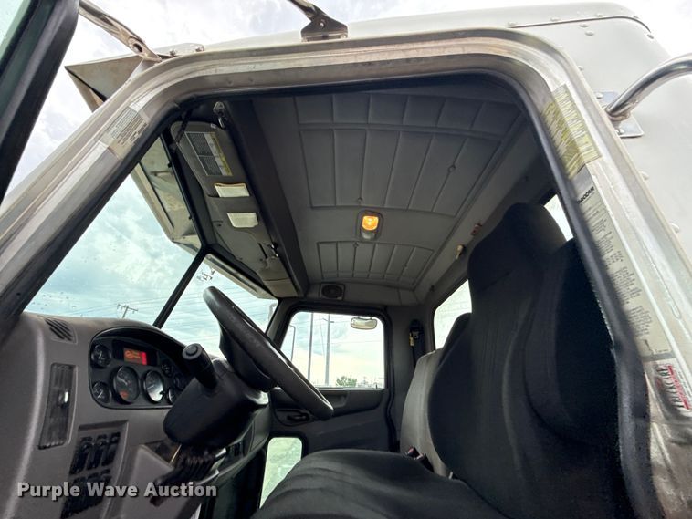 image for item ET6268 2012 Peterbilt 348 truck cab and chassis