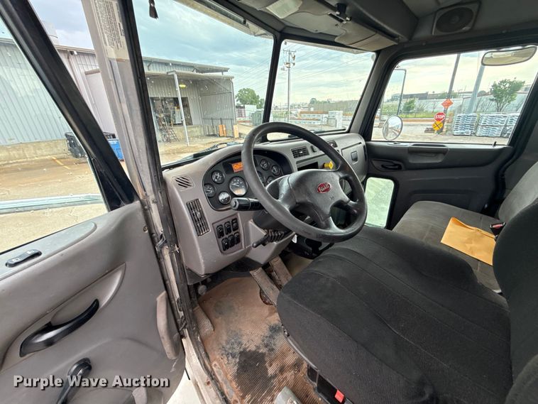 image for item ET6268 2012 Peterbilt 348 truck cab and chassis