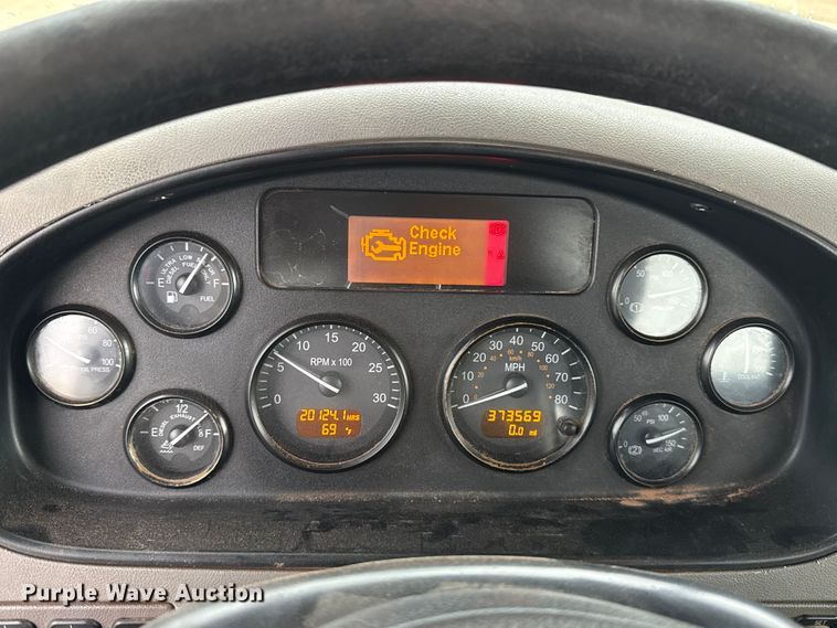 image for item ET6268 2012 Peterbilt 348 truck cab and chassis