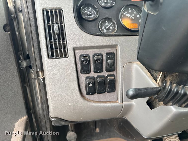image for item ET6268 2012 Peterbilt 348 truck cab and chassis