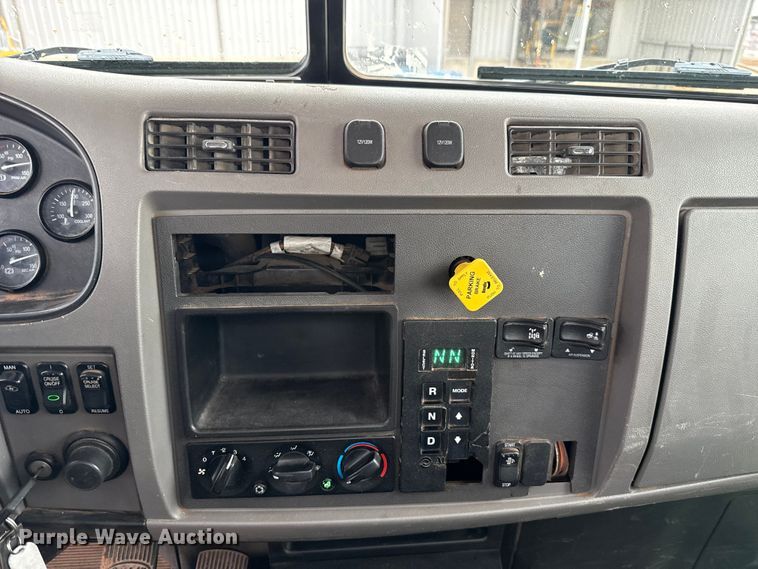 image for item ET6268 2012 Peterbilt 348 truck cab and chassis