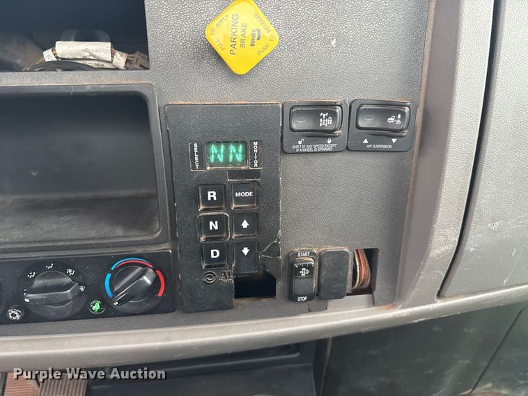 image for item ET6268 2012 Peterbilt 348 truck cab and chassis