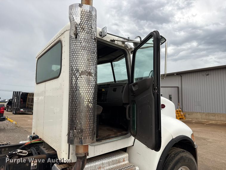image for item ET6268 2012 Peterbilt 348 truck cab and chassis