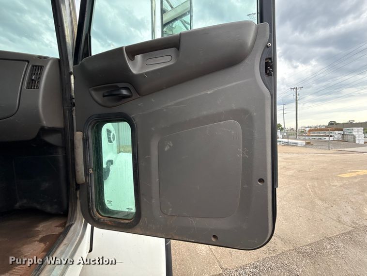 image for item ET6268 2012 Peterbilt 348 truck cab and chassis