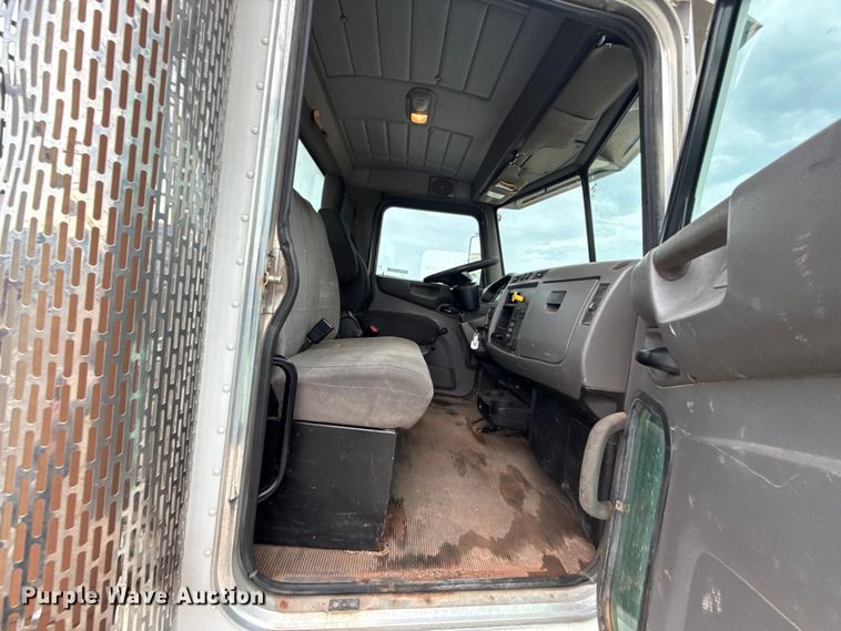 image for item ET6268 2012 Peterbilt 348 truck cab and chassis