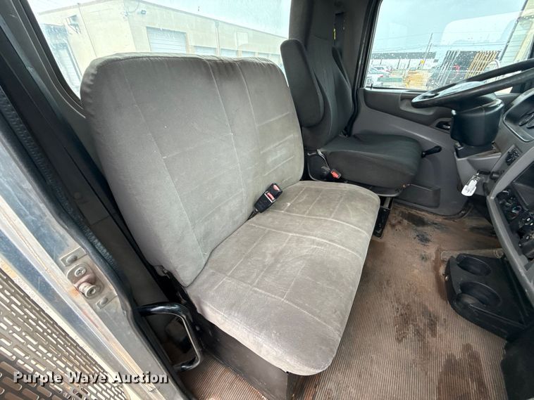 image for item ET6268 2012 Peterbilt 348 truck cab and chassis