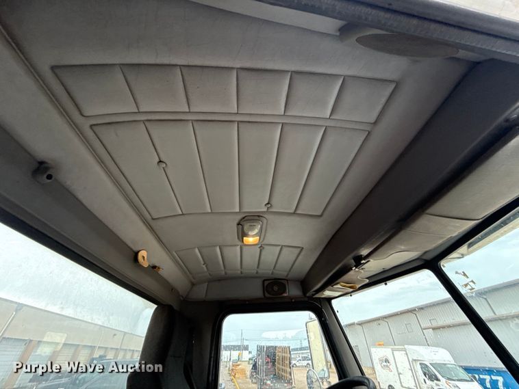 image for item ET6268 2012 Peterbilt 348 truck cab and chassis