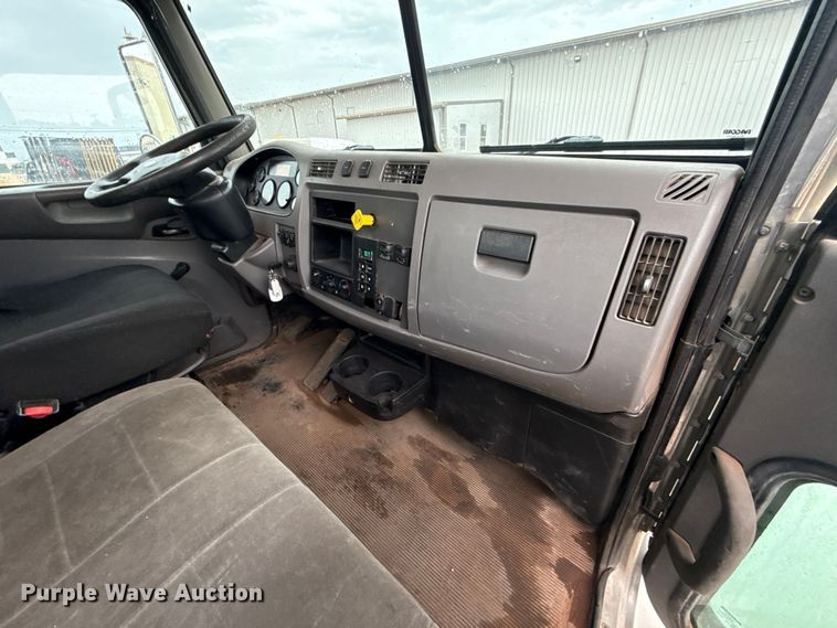 image for item ET6268 2012 Peterbilt 348 truck cab and chassis
