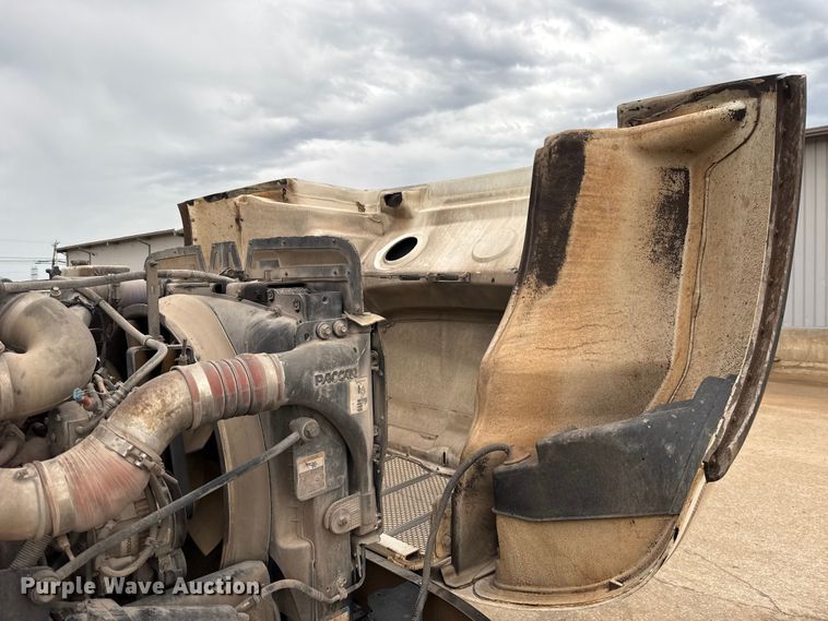 image for item ET6268 2012 Peterbilt 348 truck cab and chassis