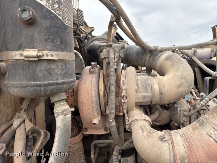 image for item ET6268 2012 Peterbilt 348 truck cab and chassis