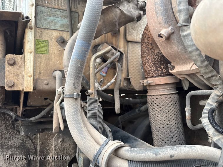 image for item ET6268 2012 Peterbilt 348 truck cab and chassis