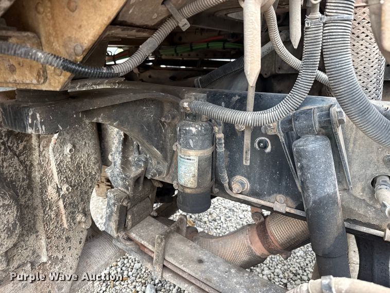image for item ET6268 2012 Peterbilt 348 truck cab and chassis