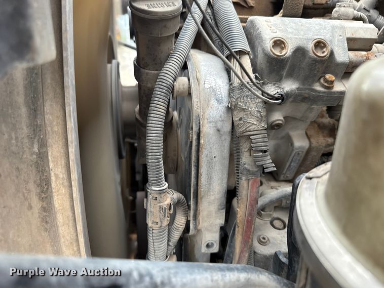 image for item ET6268 2012 Peterbilt 348 truck cab and chassis