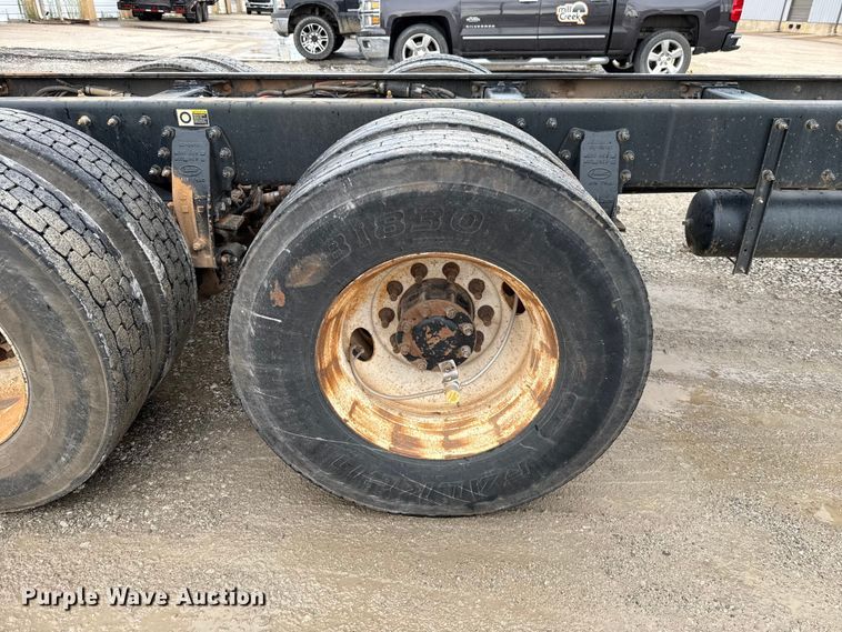 image for item ET6268 2012 Peterbilt 348 truck cab and chassis