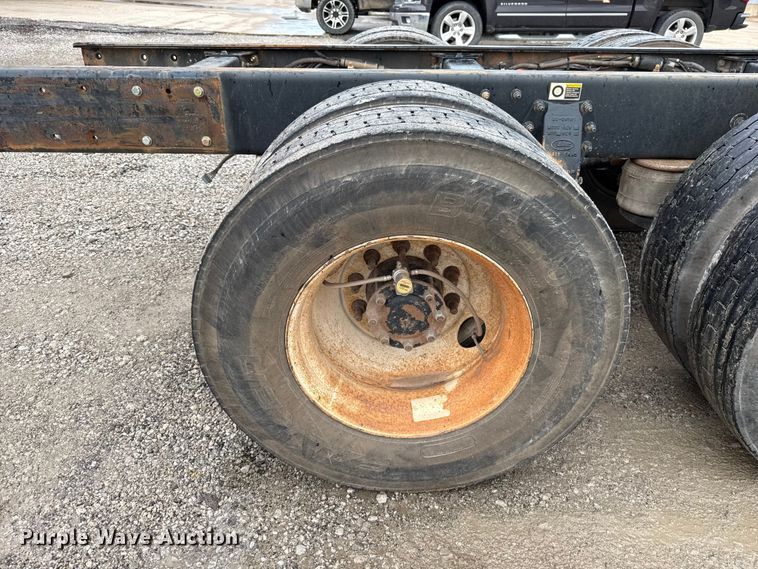 image for item ET6268 2012 Peterbilt 348 truck cab and chassis