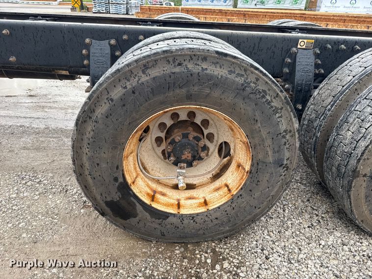 image for item ET6268 2012 Peterbilt 348 truck cab and chassis