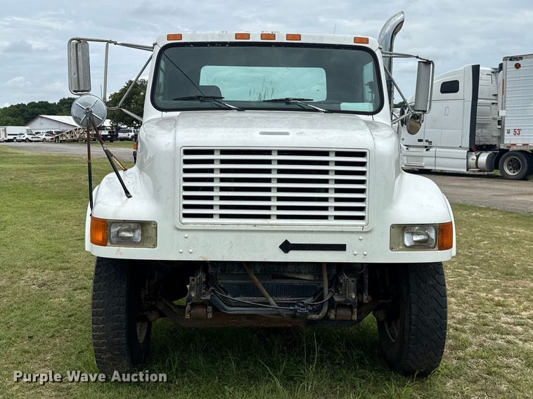 image for item ET6282 1995 International 4700 truck cab and chassis