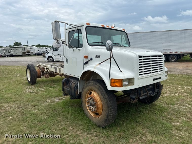 image for item ET6282 1995 International 4700 truck cab and chassis