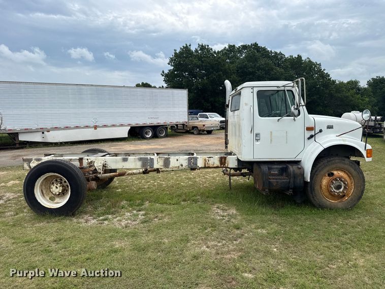 image for item ET6282 1995 International 4700 truck cab and chassis