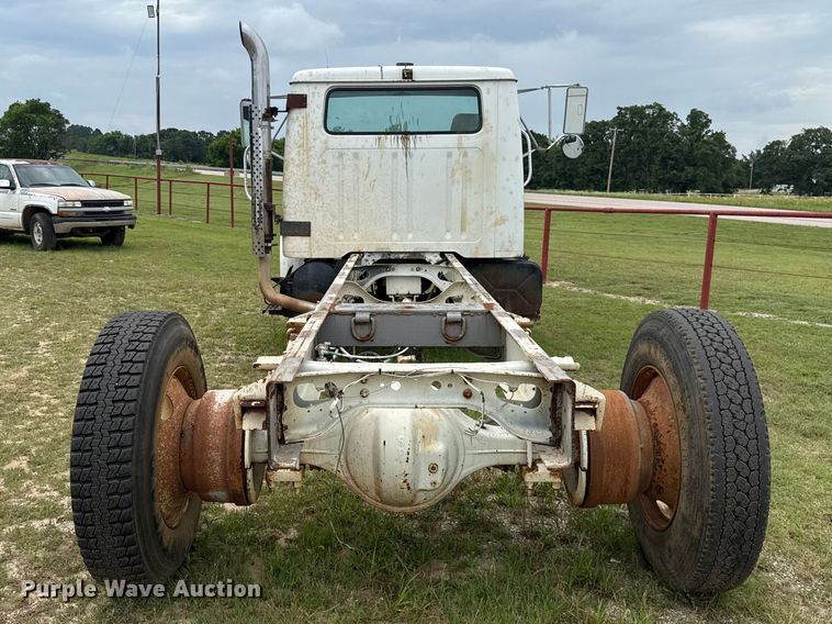 image for item ET6282 1995 International 4700 truck cab and chassis