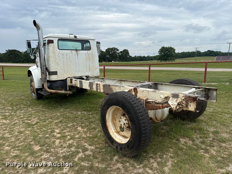 image for item ET6282 1995 International 4700 truck cab and chassis