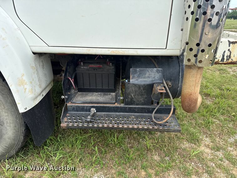 image for item ET6282 1995 International 4700 truck cab and chassis