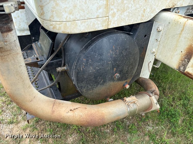 image for item ET6282 1995 International 4700 truck cab and chassis