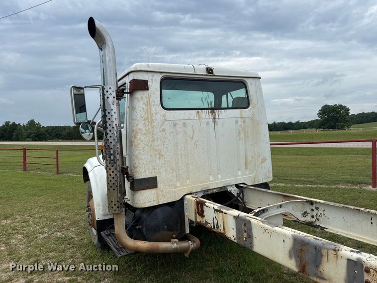 image for item ET6282 1995 International 4700 truck cab and chassis