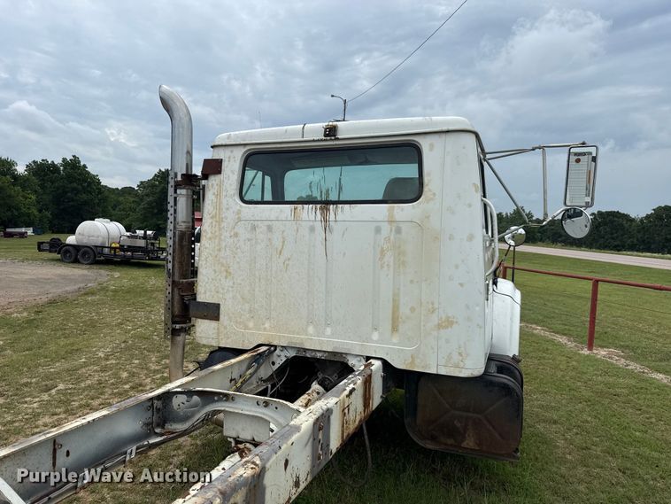 image for item ET6282 1995 International 4700 truck cab and chassis