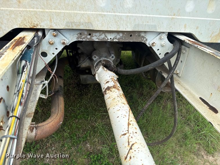 image for item ET6282 1995 International 4700 truck cab and chassis