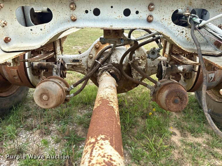 image for item ET6282 1995 International 4700 truck cab and chassis