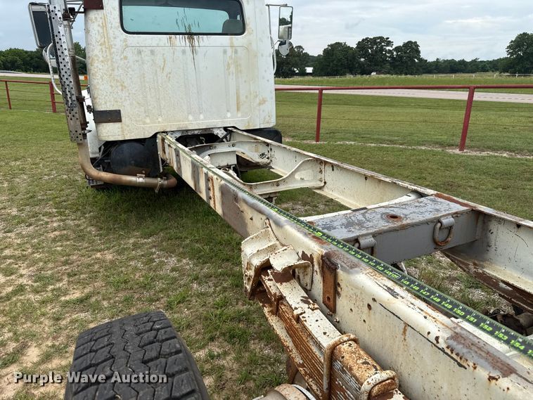 image for item ET6282 1995 International 4700 truck cab and chassis