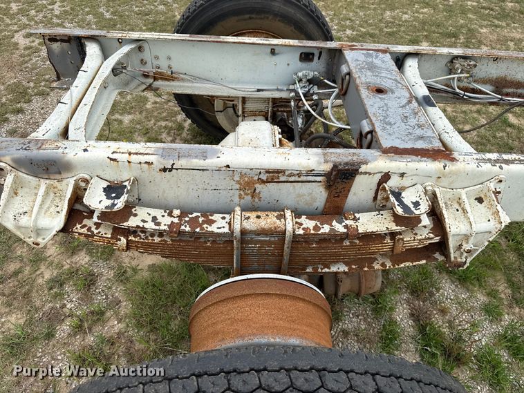 image for item ET6282 1995 International 4700 truck cab and chassis