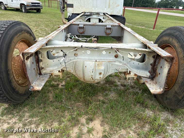 image for item ET6282 1995 International 4700 truck cab and chassis