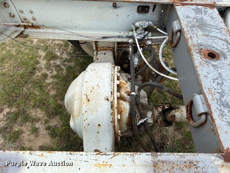 image for item ET6282 1995 International 4700 truck cab and chassis