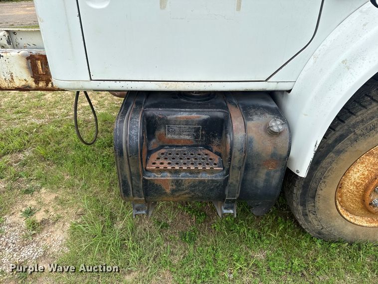image for item ET6282 1995 International 4700 truck cab and chassis