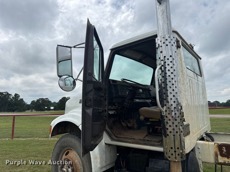image for item ET6282 1995 International 4700 truck cab and chassis