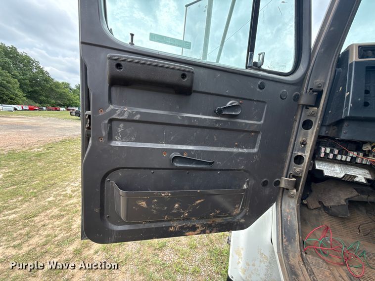 image for item ET6282 1995 International 4700 truck cab and chassis