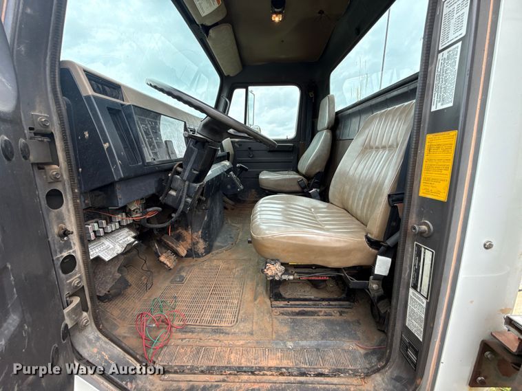 image for item ET6282 1995 International 4700 truck cab and chassis