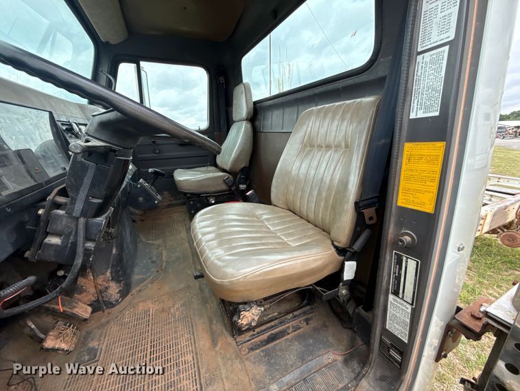 image for item ET6282 1995 International 4700 truck cab and chassis