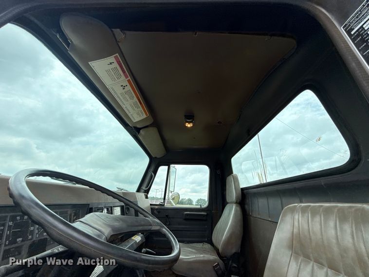 image for item ET6282 1995 International 4700 truck cab and chassis