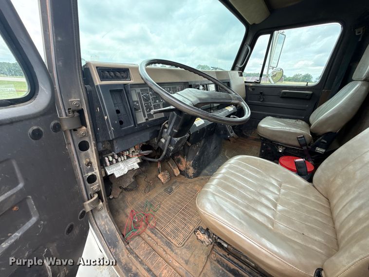 image for item ET6282 1995 International 4700 truck cab and chassis