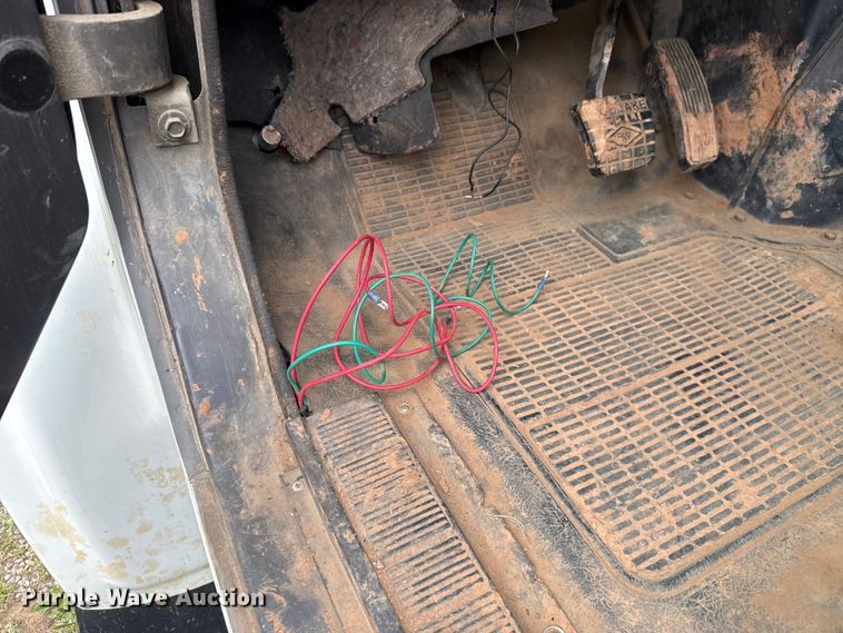 image for item ET6282 1995 International 4700 truck cab and chassis