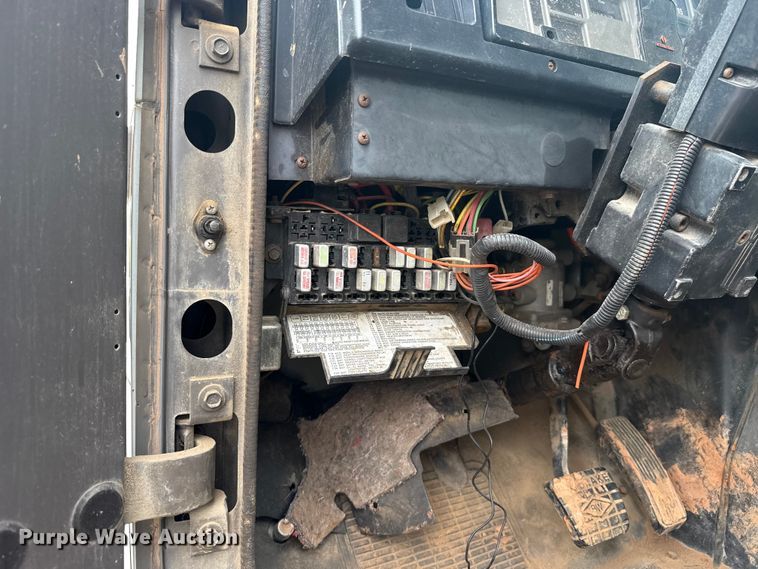 image for item ET6282 1995 International 4700 truck cab and chassis