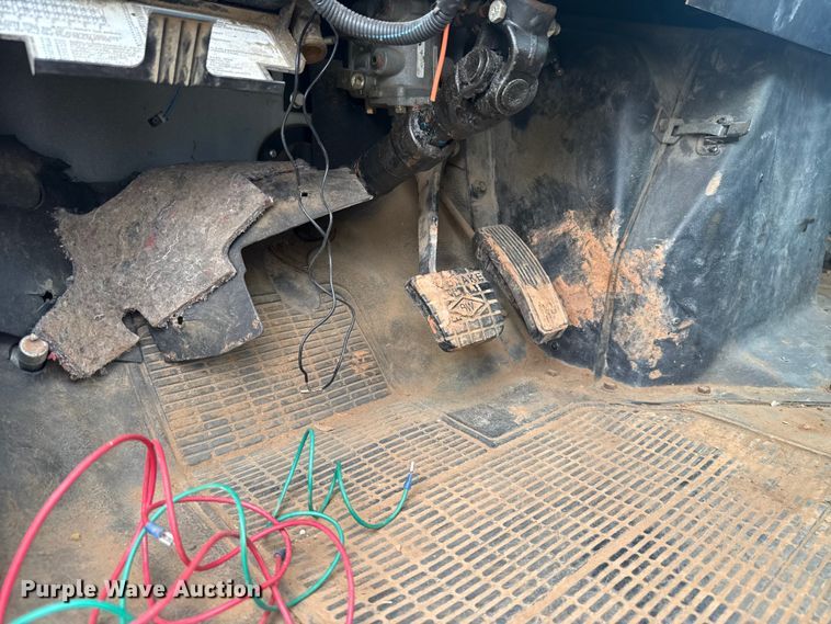image for item ET6282 1995 International 4700 truck cab and chassis