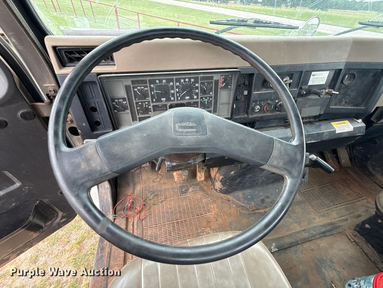 image for item ET6282 1995 International 4700 truck cab and chassis
