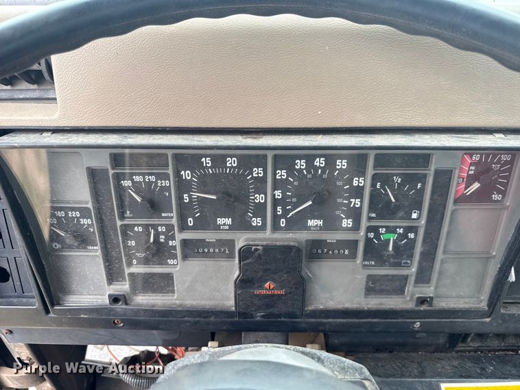image for item ET6282 1995 International 4700 truck cab and chassis